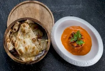 بنجابي دجاج بالزبدة مع نان بالزبدة